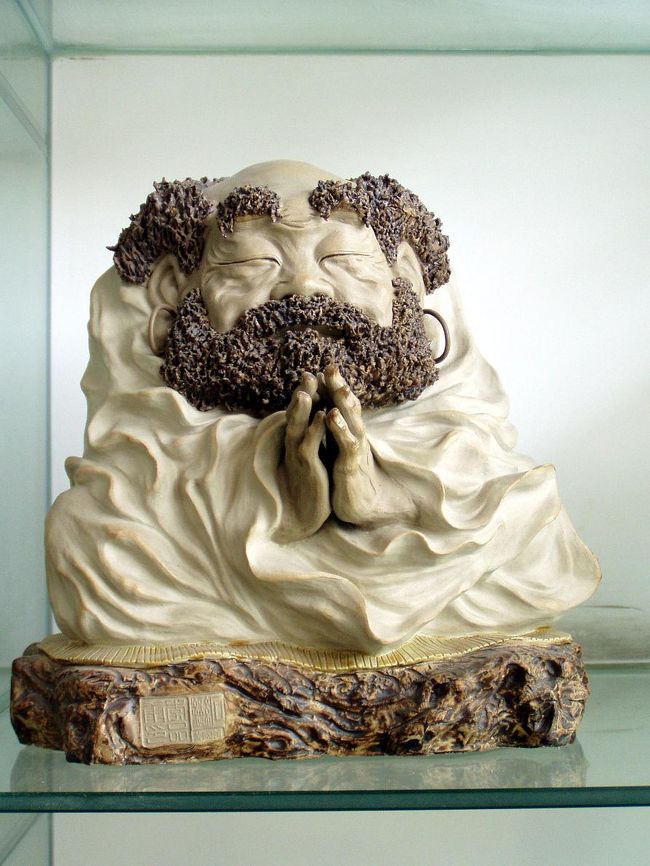 何となく誰かに似ていて、、、、会社に居るって！？<br />達磨大師に似ていれば、それはそれで良い事かも。。。(^^　