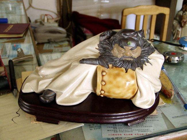 再び鍾馗。<br />これ、日本自宅に行ってます。<br />寝室のテレビの上で寝ていると思います。全然起きませんので、鬼退治してくれるのか疑問ですな。<br /><br />梱包前にパチリ！