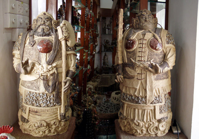 これも門神。<br />これは高さが７０ｃｍくらいのモノです。<br />同じものを広州東方賓館の商場で見ましたが、一体１６８００元（約２２万日本円。対なら４４万円！）で、西洋人が片方の髭無しオヤジを選んでお買い上げ。。。<br />お友達か身内の人に似ていたのかも知れませんね。(^^；だって、外国人顔していますよね、これ。<br />残された髭オヤジの方は可哀想・・・<br />佛山では、“一対”３０００元（約４万日本円）で売っていました。<br />交通費、タクシーで往復してもおつりが来ますね。