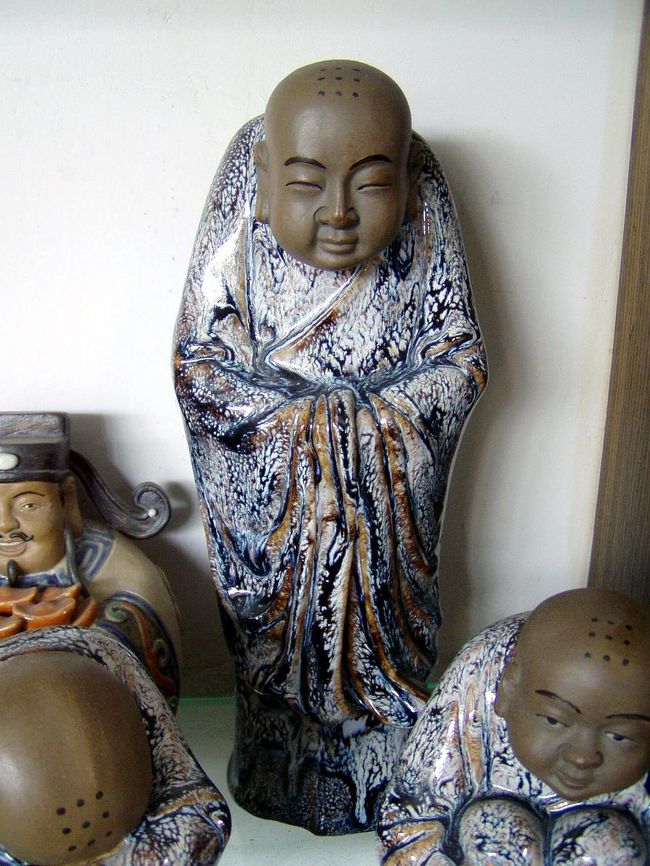 佛山焼き物の上薬技術。<br />このマーブル感で出来が左右されると言います。<br />これは青系。メジャーなのは赤系ですね。