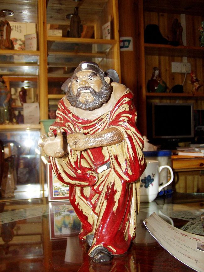 これはご当地有名人の方で造った準精品。<br />ちょっと高いです。<br />このスタイルがメジャーですね。<br />一つくらいベーシックなのが欲しくて決めました。<br />これも、日本の家で守り神してくれています。<br />頼もしい！！<br /><br />右下に見えている紙は、この鍾馗の鑑定書です。