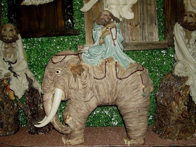 ぞ・・・象に乗った達磨大師！！<br />こっちも凄い。。。(＠＠；