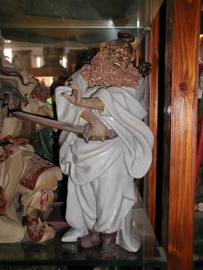 これは、ボクのＷｅｂページの背景にも見られる鍾馗。<br />http://www.ChinaART.jp<br />彼も日本の家で頑張っています。<br /><br />この写真では、砂埃を被り汚く見えますね。(~~；<br />日本では化粧直ししてあげたので、もう少し綺麗です。<br /><br />この作品も若手によるモノ。<br />最近の作者は年齢層も低くなっているようで、古株の連中が減って行く中、彼らが時代を担ってくれていると言う話し。<br />世代が変わっても、この美術は受け継がれて行くと感じますね。<br />若いウチは好きな作品を作り続け、腕が磨かれた頃には、先代の美術品をも凌ぐ鍾馗が、世の中で評価される事を祈り、応援したいと感じました。<br /><br />〜終わり〜