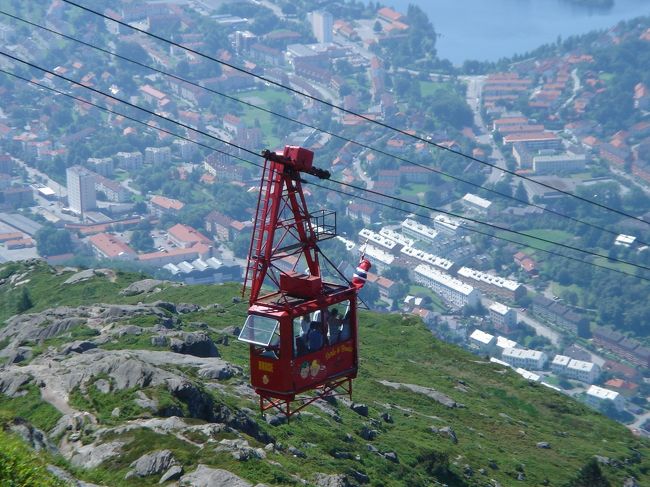 ベルゲン・ロープウェー　もちろん歩いても登る人もいます