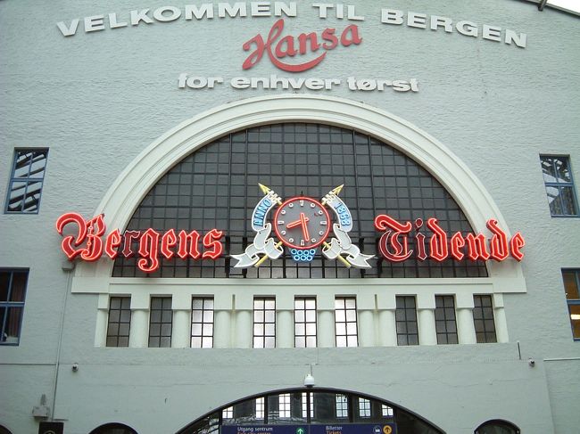 一枚前の写真の後ろを向くとこんな感じです。出入り口の上です。