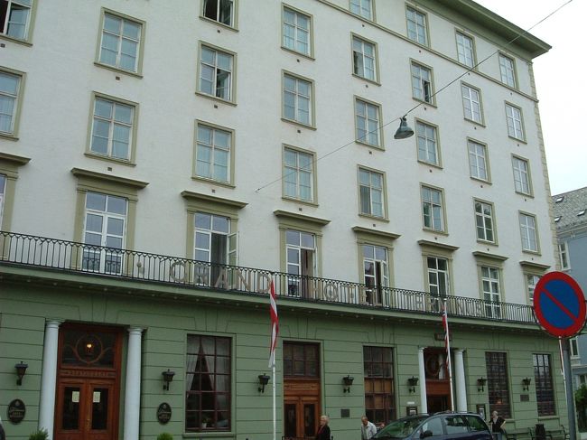 「Grand Hotel Terminus」ここに泊まります。<br />目の前がベルゲンの駅　
