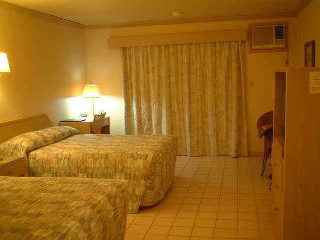 コンチネンタル航空が２Ｈ遅れて夜遅くに到着。<br />ホテルの中はキレイで広め。