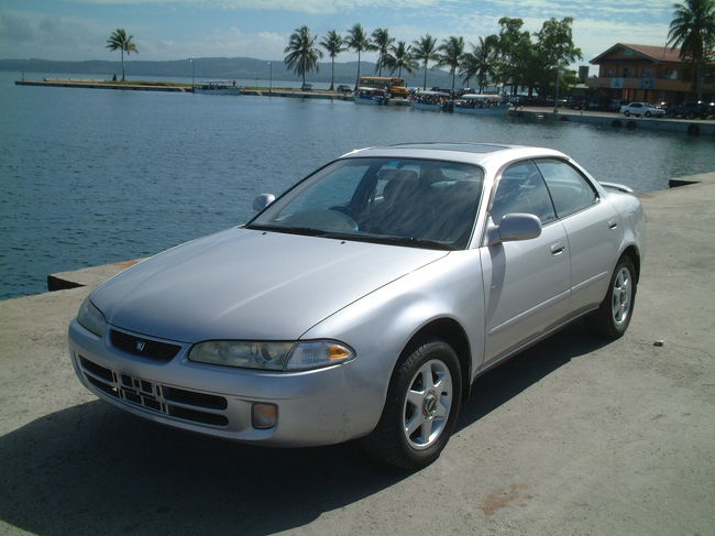 翌日はレンタカーで島内観光を開始です。<br />１０年前のマリノがホテルに到着。<br />後ろのドアを開けるとギギギギギッって取れちゃいそう・・・・。<br />長野県の「保管場所標章」が張りっぱなしだし・・・。