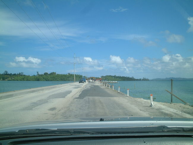 島と島を結ぶ橋・・・橋？・・・チョット土を盛っただけって感じです。
