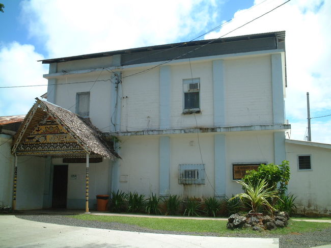 コロール島にあるベラウ・ナショナルミュージアム。<br />もっとも古い博物館って・・・ＯＰＥＮしているのかもわからないくらいのこの状態。