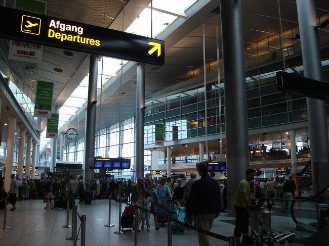 コペンハーゲンのカストロップ国際空港。いきなりモダンでかっこいい、北欧らしい空港で驚きました。放送が全く流れない静かな空港。電車の乗り場はこの奥。
