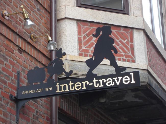 コペンハーゲン中央駅に着いて、近くのホテル（一泊350DKK）のところを見つけ、荷物を置いてから街に繰り出す。かわいい看板を見つけたので思わず…。こういうセンスが羨ましい。