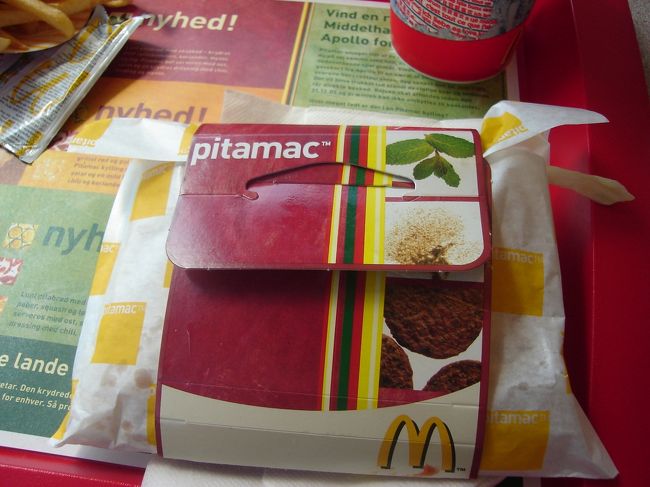 現地のマクドナルドにて。日本にはないPITA MAC。3種類あるうちのひとつ。これはおいしかったけど、かなりの量だった。ハンバーガー2個分くらいはあるんではないか…！