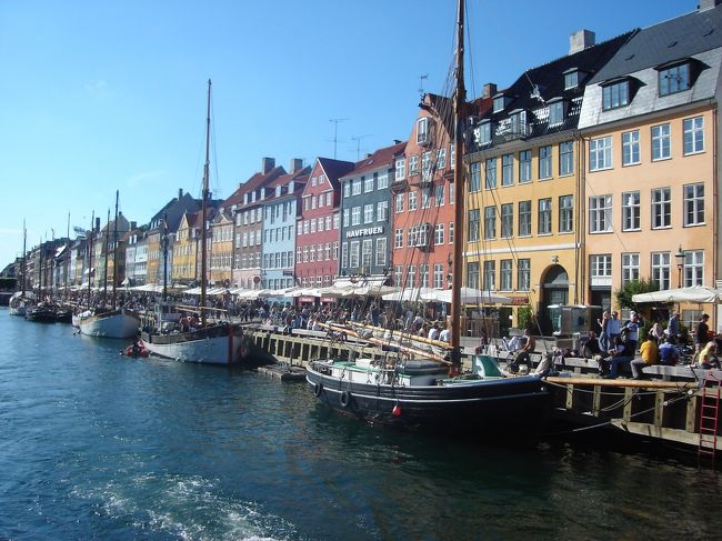 ニューハウンの眺め。運河に沿ってカラフルな家屋が並び、その前の通りはレストランで賑わっている。きっとそのレストランで冷えたビールをキュッと飲んだらおいしいんだろうなぁ…と思ったが、独りではちょっと入りづらい雰囲気。