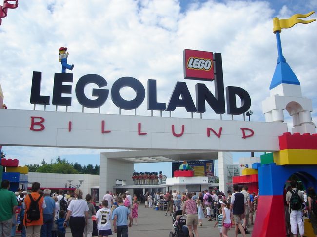 コペンハーゲン2日目。前日にビルンまでの列車の往復チケットを取り、早朝に出発。列車とバスで片道3時間半かけ、レゴランドに行く♪入り口からもうレゴ一色。入園前からわくわくする☆