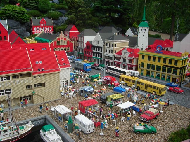 これも全てレゴ。このようにレゴで作られた様々な街並みのジオラマが広がり、乗物は動くようになる仕掛けがあったりする。とても芸が細かい。