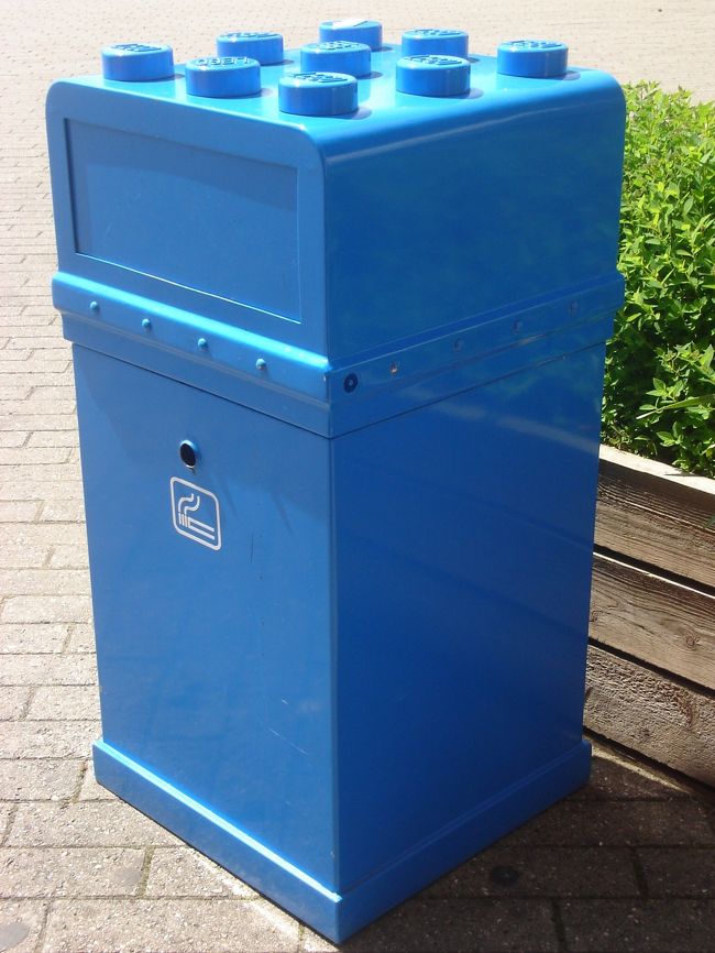 レゴのゴミ箱。様々な色のものがパーク内にある。