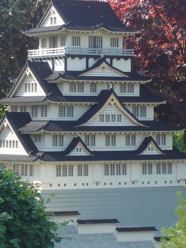 ロゴで作られた大阪城。世界の有名な建築物や像がレゴで作られている。その日本の象徴が大阪城らしい…。