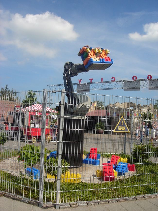 このレゴの像と同じアトラクションが奥にあり、これはかなり面白かった♪簡単に説明するならば、「ガンダムに捕まえられてブンブン振り回される感じ。」動きのレベルと自分で動きを選んでカードに記憶させ、そのカードを差し込むと自分が乗っているアームがその動き通りに動く。今まで体験したことはなかったアトラクション。