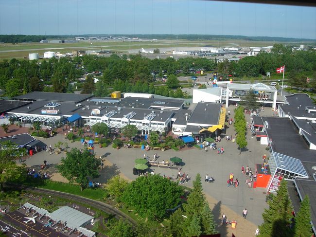 入り口の方向。奥に見えるのはビルン空港。パークの周りは何も無い。