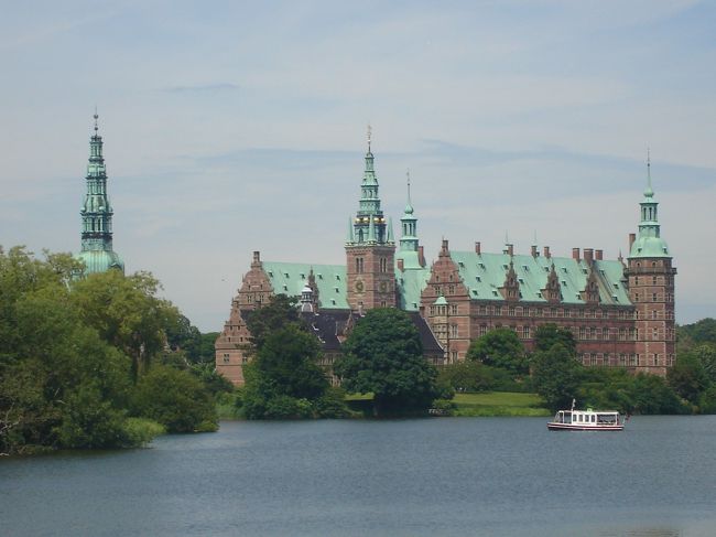 コペンハーゲン中央駅から列車で40分。小旅行気分でフレデリクスボー城に行ってまいりました。湖面に浮かぶ城はとても素敵。本当におとぎ話に出てきそうな城でした。船で近くまで連れて行ってくれるけど、ぐるっと散歩するのもとても気持ち良かった。とてものどかな所でした。