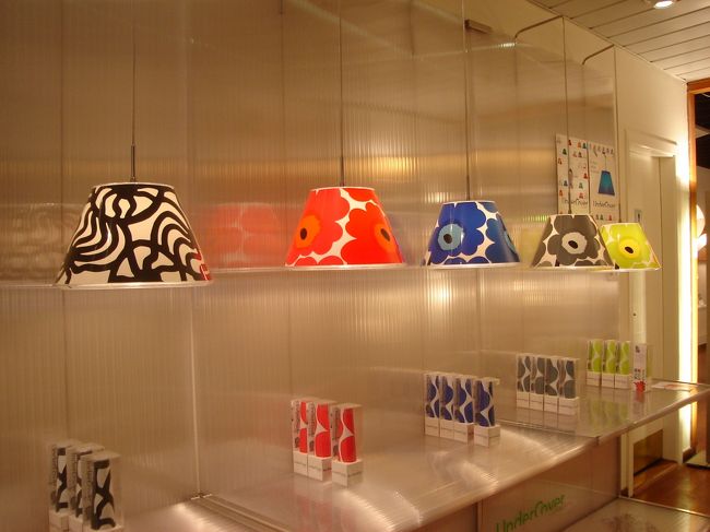 イリムス･ボーリフスの店内。もぉ、欲しい物がいっぱい！！デザインの宝庫です。雑誌やネットでみたことある北欧のデザインものがいっぱい♪刺激になりました。写真のものはマリメッコのランプシェード。かわいい〜☆