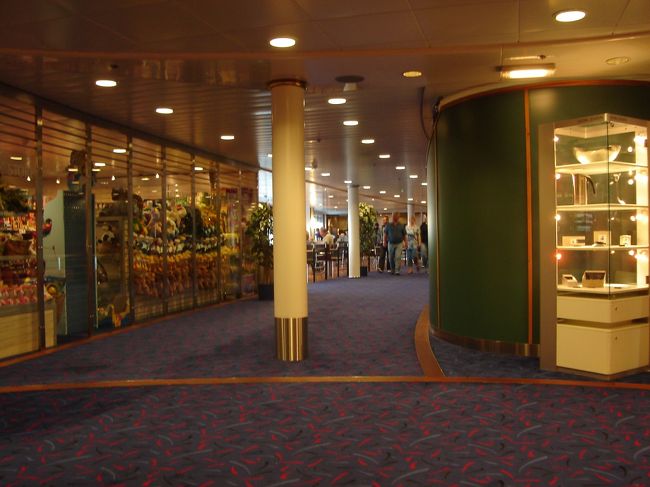 一応国際船？ということでDuty Freeがあった。めちゃめちゃお酒やたばこを買い込んでいる人がいました。この後、『北欧ひとり旅〜ノルウェー編〜』へ♪