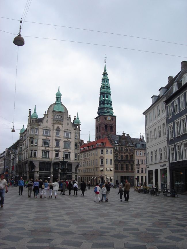 ストロイエを歩く。とても綺麗な街並み。観光客が多いが、日曜日の為ほとんどの店は閉まっている。