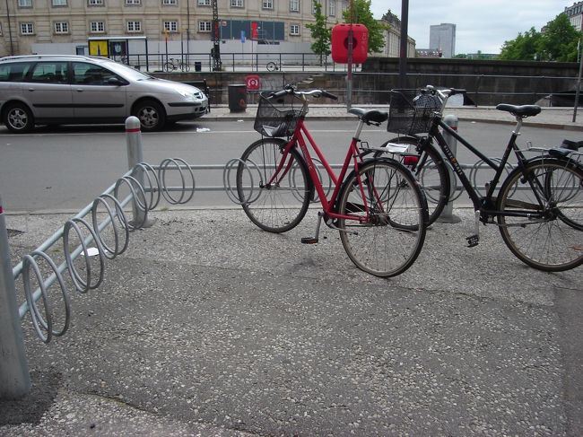 大気汚染をしない自転車を奨励している国だけあって、街の所々に自転車置き場がある。ただの自転車置き場のポールなのに、かっこいい。