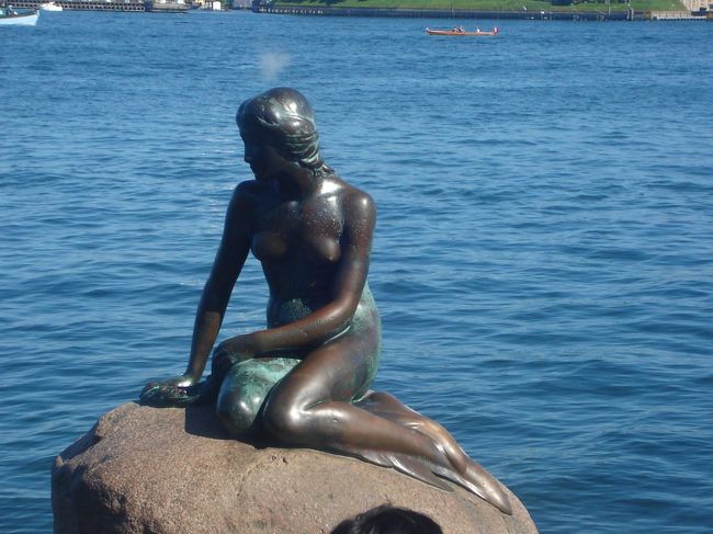 観光名所のひとつ、人魚姫の像。案外小さい。