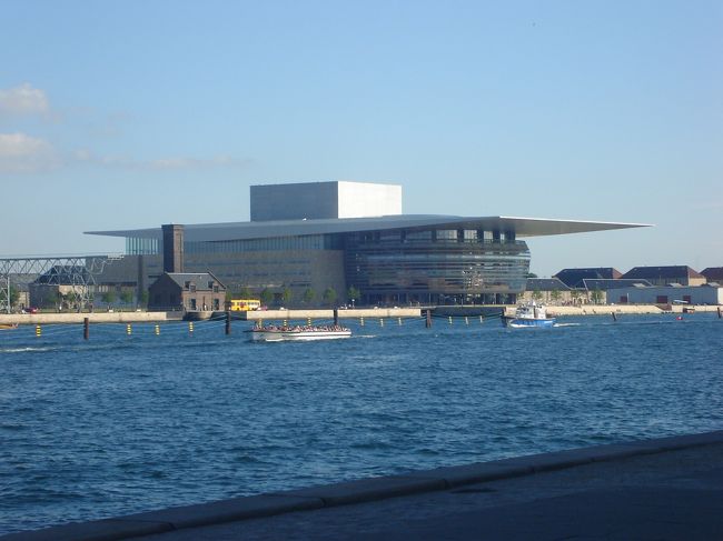 対岸から見たオペラハウス。とてもモダンな建築。