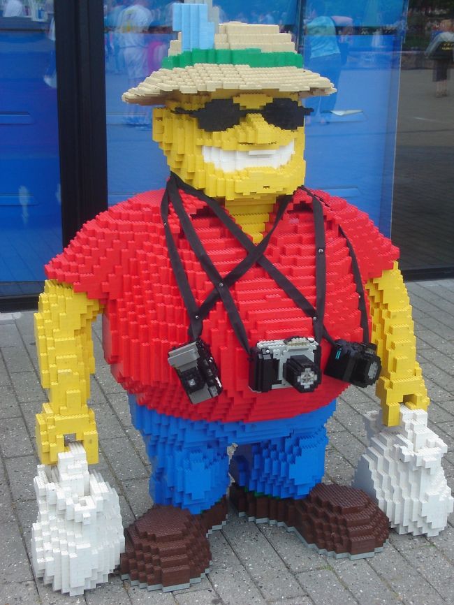 レゴランド入ってすぐのところにあるレゴで作った観光客のおじさん（笑）7歳の子供くらいの大きさ。