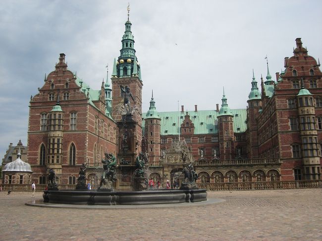 城に入る入り口で。