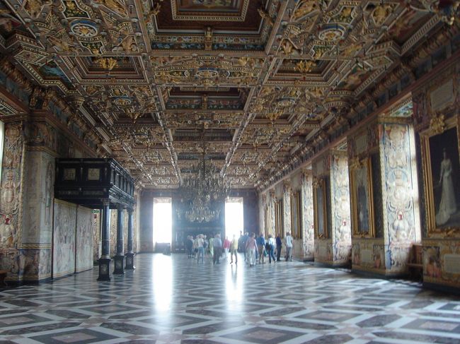 城の中は美術館になっていて、装飾品、絵画など色々展示されている。とてもゴージャスな作り。