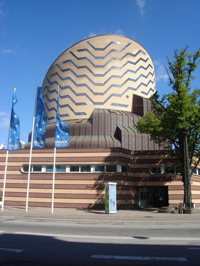 街中のプラネタリウム…らしい。モダンな建築物。