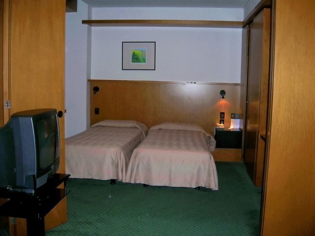 ◆『部屋の右側にベッドルームがありました♪』<br />食事に出かけるのも面倒だったので、駅前のマックでハッピーセットと巨大なサラダを買って部屋に入り、無料提供されている備付けのポットでコーヒーを入れました☆明日も早いから・・もう寝よ?っと(^_^;