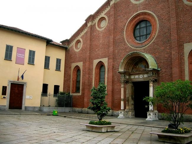 ◆『右が教会入口、白い建物が最後の晩餐の入口♪』<br />翌日は早起きして7時半にはホテルを出て、昨日「下見済み」のサンタマリア・デレ・グラツィエ教会に。8時頃には教会に着きましたが・・当然、誰一人として居ません(TｏT)8時20分頃に、やっと係員らしきオバサンが現れ、その10分後に眉毛を「サリーちゃんのパパ」みたく書込んだお姉ちゃんが現れました(^_^;