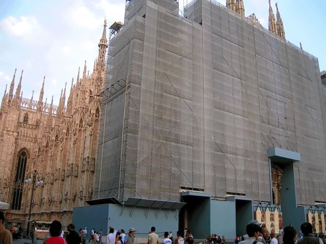 ◆『全面修復中だったミラノのドゥオモ♪』<br />翌朝は、早起きしてまずは「ドゥオモ」に行ったんですが全面修復中で・・これぢゃ?何がなんだかなぁ(T○T)私は何度もミラノに来てるから良いですが、初めてだったら落ち込みますよね?(￣◇￣;)でも相変わらず、内部は荘厳で華麗で・・特にここの床の模様が独特でけっこうお気に入りなんでよね☆