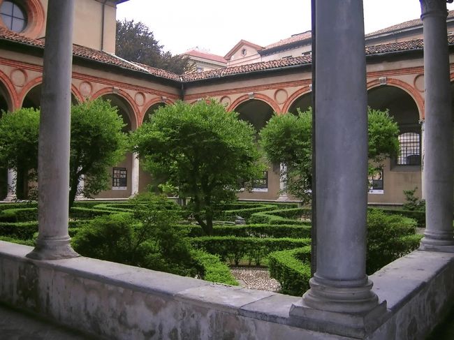 ◆『教会の中庭に回廊があって、ここが素敵♪』<br />とっても気持ち良いので、もう1度奥の中庭を通って・・裏から出て、地下鉄の駅に向いました。とーぜん明日くる時に「迷わず来る事を念頭」において、目印を確認しながら・・ホテルまで戻りましたよ?☆