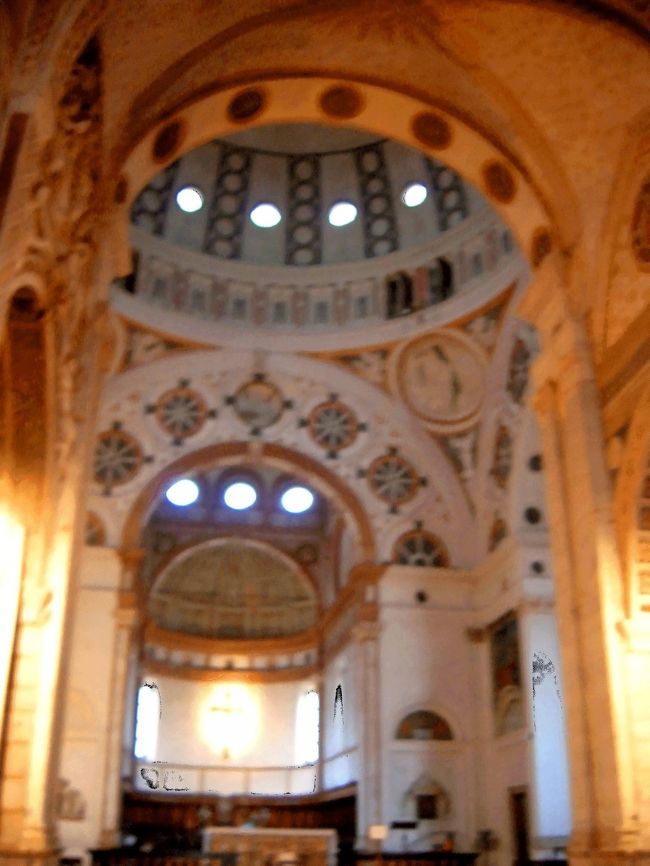 ◆『サンタマリア・デレ・グラツィエ教会の内部♪』<br />少し迷いながらも、地図と記憶を頼りに「サンタマリア・デレ・グラツィエ教会」に辿りつきました。当然「最後の晩餐」の公開されない日なので、ほとんど訪れる人もいませんでしたが・・(^_^;この教会は外観は非常に地味ですが、中も素敵ですし、特に左奥に抜けていくと中庭の回廊があって、ここが素敵なんですよね。私はゆっくり教会を見学してから教会入口より奥に位置する「最後の晩餐」の出入口に行って開始時間等の書きこまれたプレートをしげじけとチェックしました☆