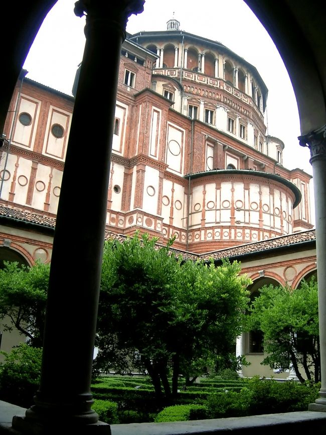 ◆『教会の中庭に回廊から見た・・教会♪』<br />9時すぎにやっと扉が上にズリズリと競上がったのはビックリ！！その頃には「竹中直人を縮めた人♂」と、仏人カップルと伊人カップルが一緒に並んで待っていましたが・・全員予約は取れていませんでした(TｏT)開館すると例の「眉毛のお姉ちゃん」が予約を仕切ってるらしく、私達が代わる代わるお願いしても「ＮＯ！」の一点張りで・・(￣◇￣;)取りつく島も無い状態でした。だけど予定の時間になっても予約客が現れる気配は全然ないし・・私は11時にはここを離れ、12時前にチェックアウトして空港に行かなくちゃならないのにぃいいーー！！なので、諦めの悪い私は、あの手この手の尽して・・