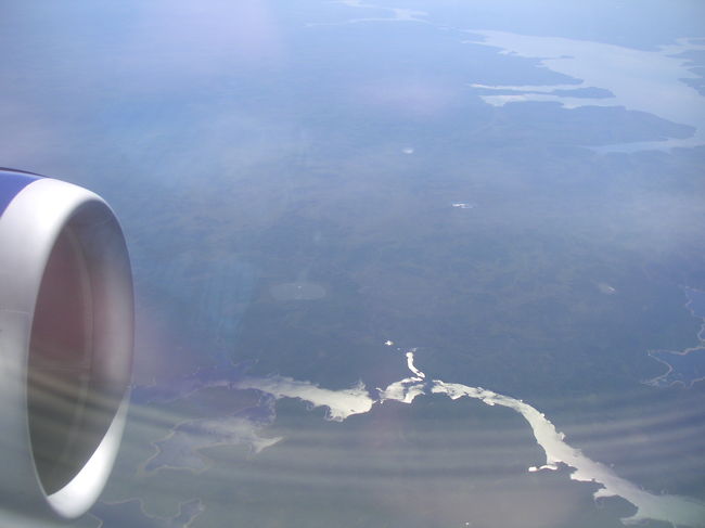 眼下に広がる露西亜の大地・・・。<br />予定より早く９時間３０分ほどでヘルシンキに到着するも、空港が混んでいてヘルシンキ上空で旋回。結局１０時間近くかかりました。