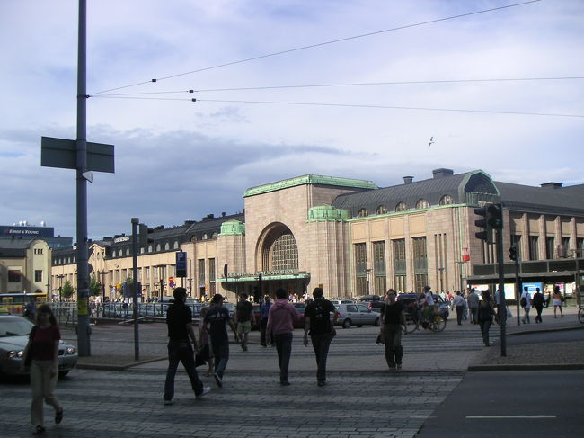 宿泊はヘルシンキ駅前のソコス・ヴァークナーホテル。<br />ソコスデパート、地下の食品スーパー「Ｓマート<br />」が同じ建物にあり買い物には不自由しません。買いすぎに注意。写真はホテル前からみたヘルシンキ駅。