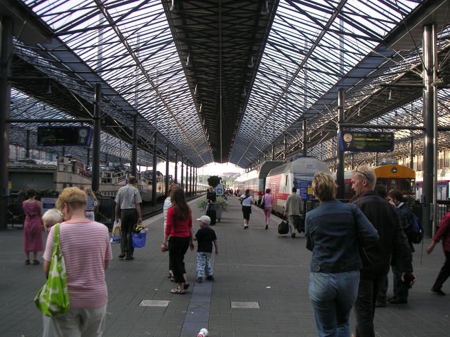 ヘルシンキ駅のホーム。改札というものは存在しません。ですのでホームへの出入り自由。写真も撮り放題。