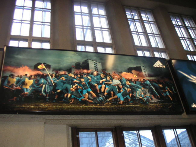 駅の構内にはこんな欧風アディダス広告看板が。<br />「ＫＩＯＳＫＩ」というキオスクやコーヒーショップのロバート・コーヒー、ハンバーガー屋などがあり、「食」「買」には事欠きません。<br />ちなみにこの駅の売店で世界陸上グッズ売っていました。