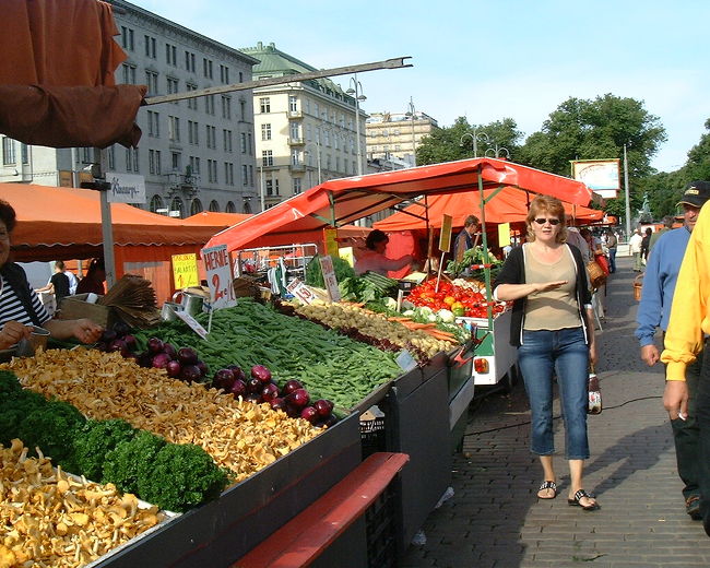 世界陸上のマラソンスタート地点となったマーケット広場には野菜果物、みやげ物、軽食の食べられる屋台などあり。