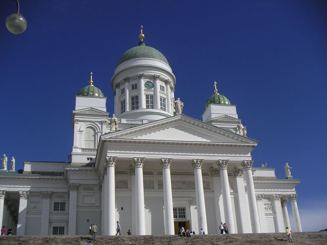 そしてこれが白亜のヘルシンキ大聖堂。<br />中に入るより、外から見るのが良い。手前の階段は結構ハード。