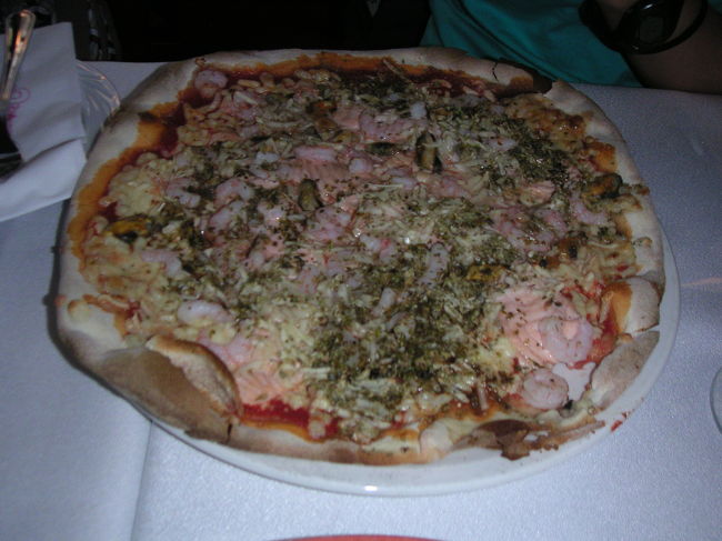 ボリュームたっぷりのピザ<br />どこで食べても１人前の量がとにかく多いので食べすぎ注意。