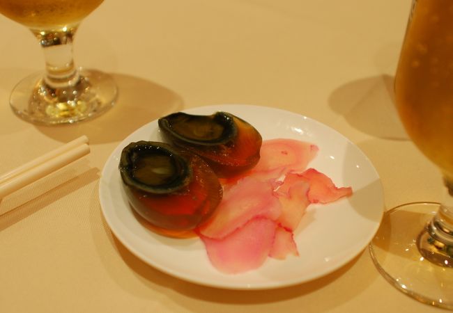 まずは沽仔記麺食のエビ雲呑麺。やや味が落ちたかなという印象。<br />トラムでぶーらぶらして腹をすかせ、記酒家へ。<br /><br />ガチョウのロースト<br />ゆで海老（殻付き）<br />鶏肉入りフカヒレスープ<br />白身魚のソテー<br />旬の野菜干し貝柱あんかけ<br />広東風五目炒飯<br />マンゴープリン<br /><br />のコース料理を頼む。<br /><br />まず皮蛋。白身は褐色のゼリー状。黄身は暗緑色で、やや固くなっているが、柔らかくてトロっとしている。皮蛋特有の臭みがほとんどなく、まろやかな味。<br />麦酒と一緒に食べると、びっくりするほど甘く、味に深みがでる。<br />付け合わせの生姜もやさしい味。