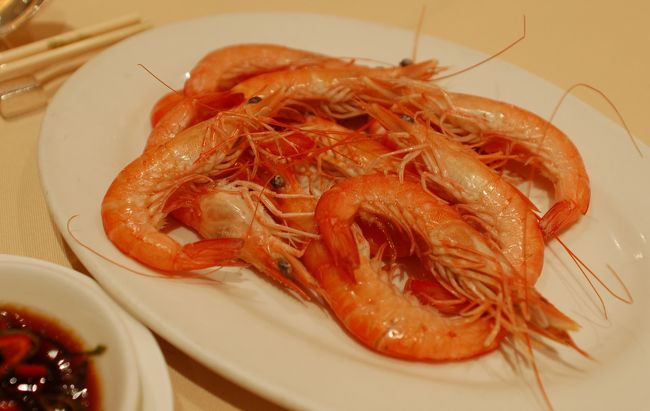 ゆで海老（殻付き）。小皿の付けだれにつけて食べる。